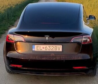 Zasné koncové svetlá Tesla 3 2020