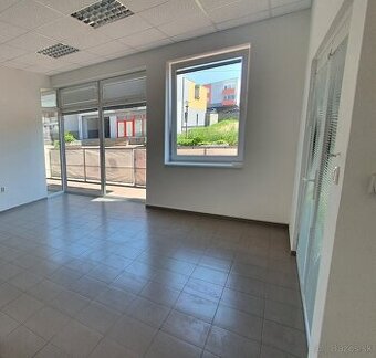 Kancelárske-obchodné priestory-centrum Prievidza