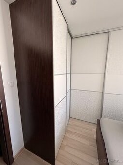 Vstavaná rolldoor skriňa
