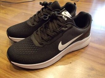 NOVE Sportove tenisky velkost 42