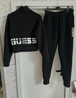 Guess cierno strieborna teplakova suprava