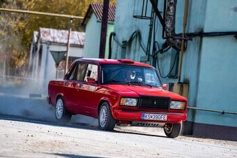 Lada široké predné ramená