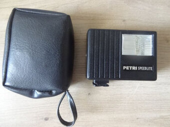Predám retro blesk Petri,na 2 aa batérie