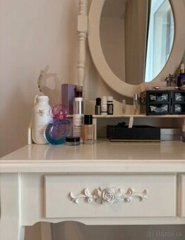 Dievcensky toaletny stolik