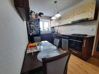 Predám kompletne zariadený 2-izbový byt na starom sídlisku.