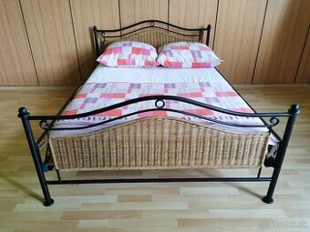 Elegantná manželská posteľ z kovu a ratanu