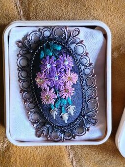 Stará vintage brošňa vyšívaná