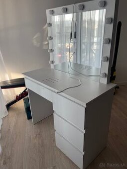 Predám kozmetický stolik