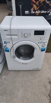 Z predu plnené práčky.