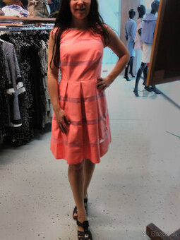 Slavnostne saty skladana sukna S Dlzka 91 Prsia 40 Pas 35,5