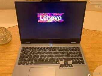Nový herný notebook Lenovo LOQ 15ARP9 Luna Grey