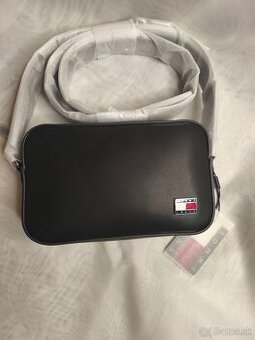 Čierna crossbody kabelka zn. Tommy Jeans