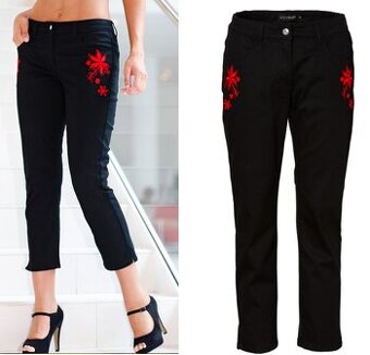 Čierne 7/8 nohavice s červenou výšivkou v.38