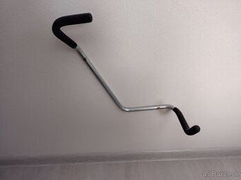 dva drziaky na kolobezky na stenu