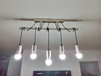 Visiaci luster s led žiarovkami