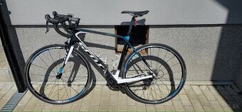 Cestny karbónový bicykel
