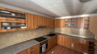 Kuchynska linka s rúrou, sporakom a digestorom