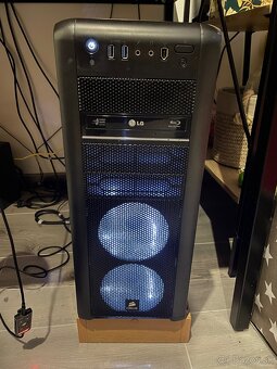 Skrinka Corsair Carbide 400R