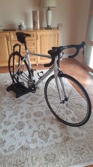 Merida - cestný bicykel.