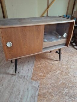 Skriňový gramofón