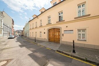 Kancelária 55,80m2 na prízemí historickej budovy, v centre n