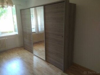 Veľka šatníková skriňa s posúvnymi dverami