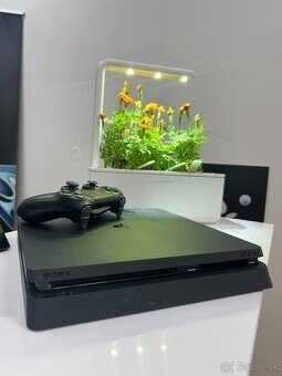 Playstation 4 slim 500GB + 2 hry- V záruke