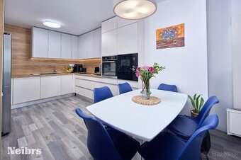 3 izbový zariadený byt s parkingom a kobkou na predaj