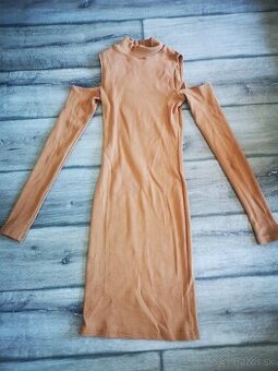 Šaty s odhalenými ramenami