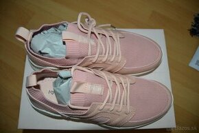 Dámske ružové topánky s visačkou