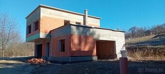 Predaj 4-izbový rodinný dom (hrubá stavba) s pozemkom 585m2