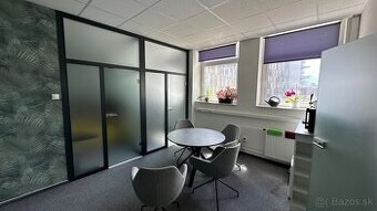 Svetlý celok kancelárií neďaleko Klientskeho centra na Trnav