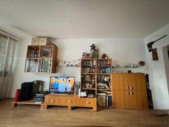 Predam dizajnovu obyvaciu stenu.