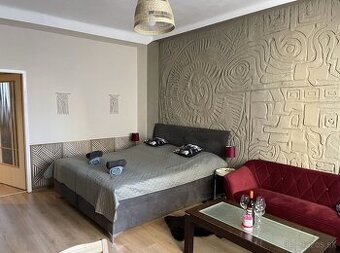 Dizajnový byt v srdci Bratislavy – 42 m² pokoja a funkčnosti