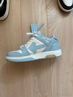 Off white sneaker