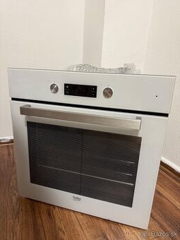 Vstavaná elektrická rúra a plynová varná doska BEKO