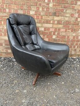 Otočne kreslo z čierneho vinylu zo 70. rokov na teakovej