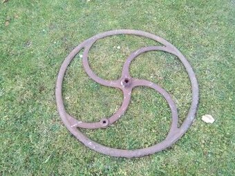 Studňa koleso stôl starožitnosti mam 3kusi cca 1m