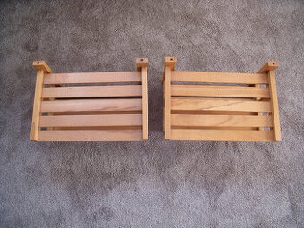 Predám dve drevené poličky, vhodné na chatu