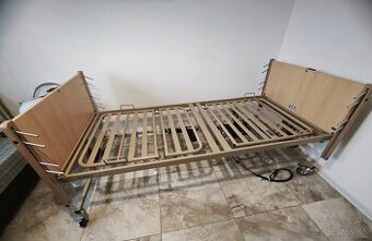 Polohovateľná posteľ pre imobilných