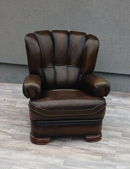 Kreslo kožené v štýle Chesterfield.