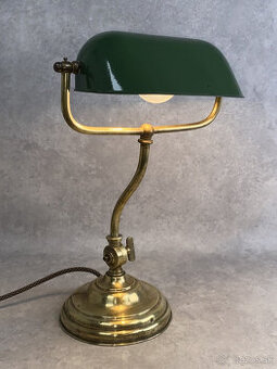 starožitná mosadzná banková lampa so smaltovaným tienidlom
