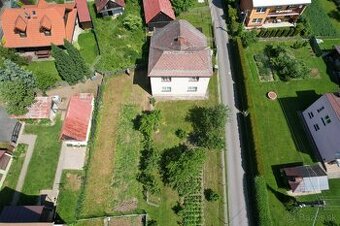 Dvojpodlažný RD s rovinatým pozemkom Staškov - všetky IS