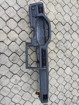 BMW E30 palubná doska