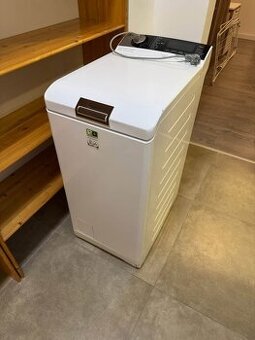 Práčka AEG 8000 series (zvrchu plnená)