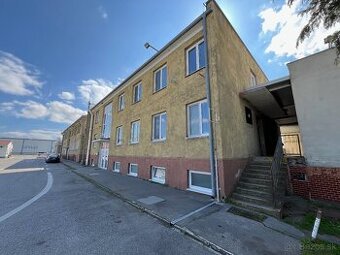 Veľký objekt s administratívnou aj skladovou časťou - 895m2