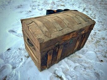 Starožitný drevený cestovný kufor / truhlica – vintage