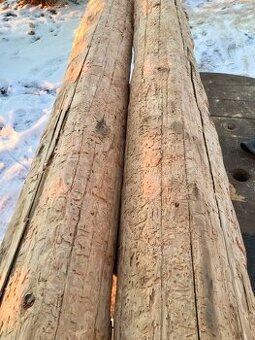 Staré drevené trámy, hranoly, drevené hrady, dierované drevo