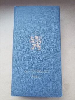 vyznamenanie a staré odznaky socializmu