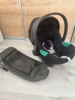 autosedačka CYBEX Aton B2 i-Size spolu s ISOFIX základňou.